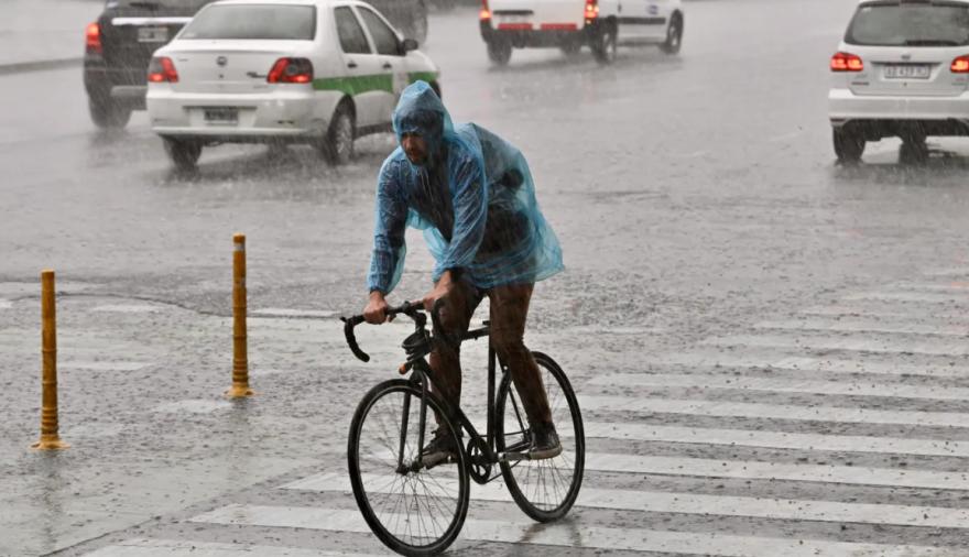 Clima en La Plata hoy: lluvia segura, viento fuerte y máxima de 20 grados