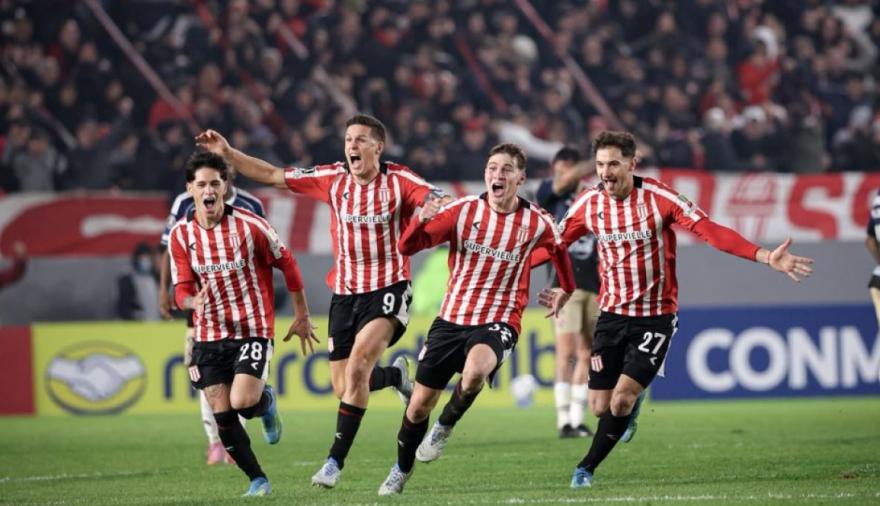 Estudiantes derrotó al DIM sobre el final y selló su clasificación a octavos de la Copa Libertadores