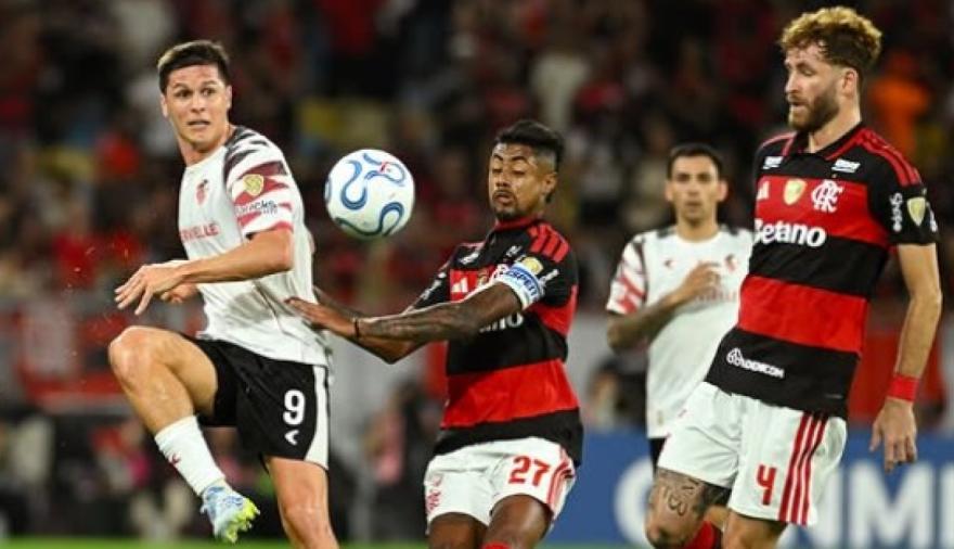 Estudiantes volvió de Brasil con bajas clave y obligado a ganar ante Independiente Medellín