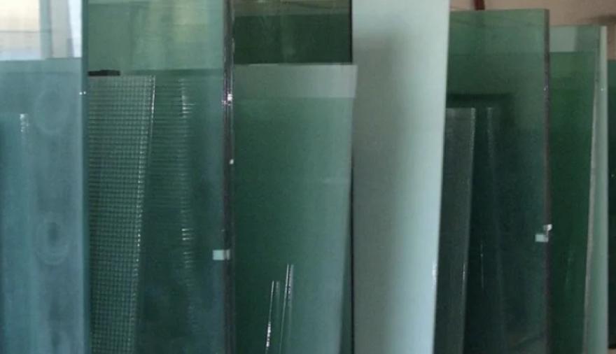 Detuvieron a dos empleados de una vidriería de La Plata por robar 45 mil dólares escondidos en el local