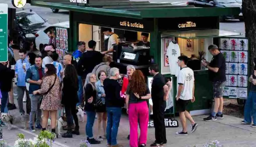 Tres jóvenes platenses transformaron puestos de diarios en cafeterías virales y ahora expanden franquicias
