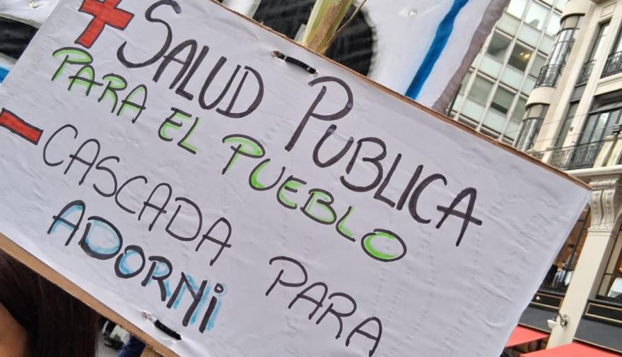 Miles de personas marcharon a Plaza de Mayo contra el ajuste en salud del gobierno de Milei