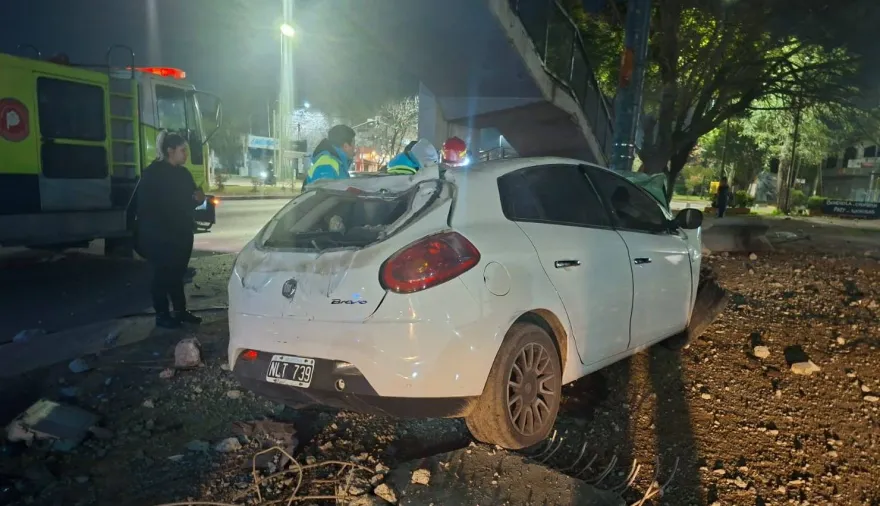 Murió un joven de 18 años tras chocar con su auto contra una columna de alumbrado en La Plata