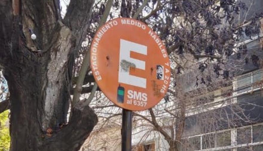 La Plata: reclaman por diferencias entre el horario del medido y la cartelería en la vía pública