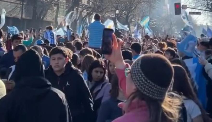 La Plata celebró el pase de Argentina a cuartos de final con una multitud en 7 y 50
