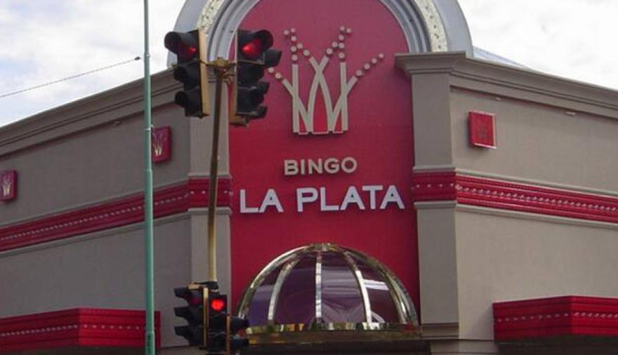 Escándalo frente al Bingo de La Plata: un cuidacoches fue detenido tras atacar un vehículo