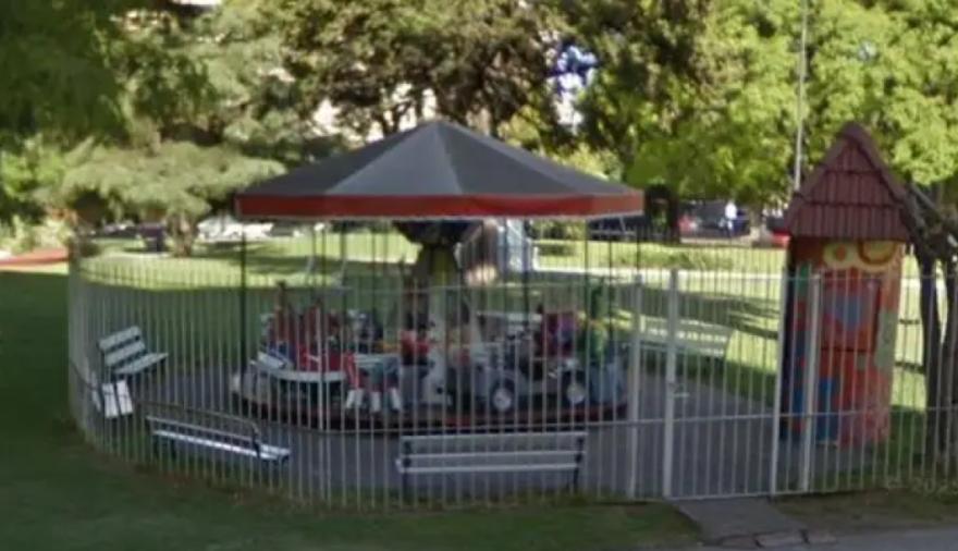 Cerró la histórica calesita de Plaza Paso tras casi 30 años de funcionamiento