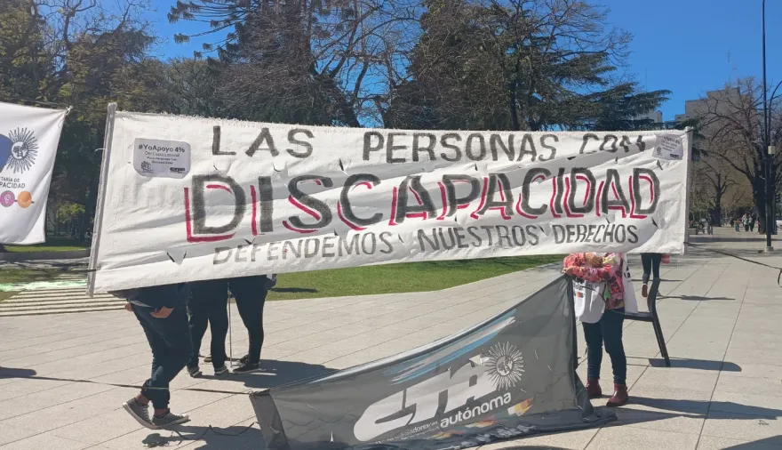 Acampe frente a IOMA: qué reclaman las familias por las prestaciones de discapacidad