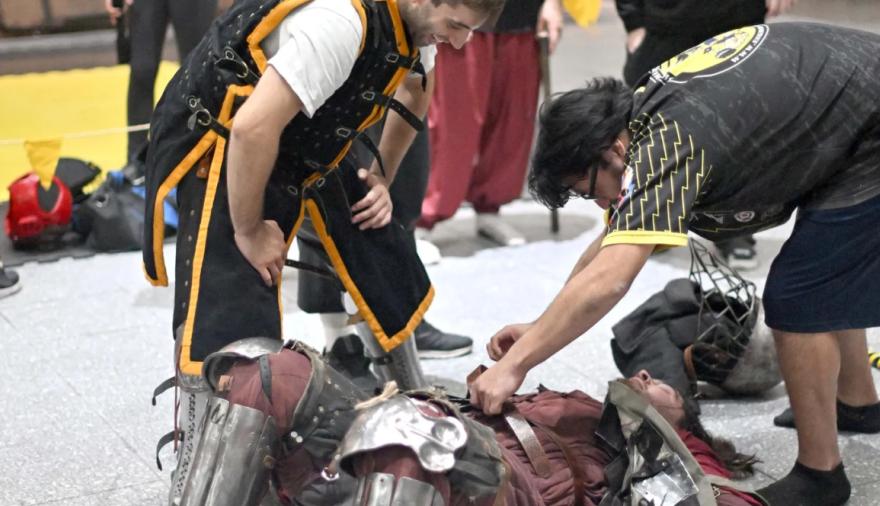 Batallas medievales en La Plata: entrenan con armaduras de 40 kilos y espadas