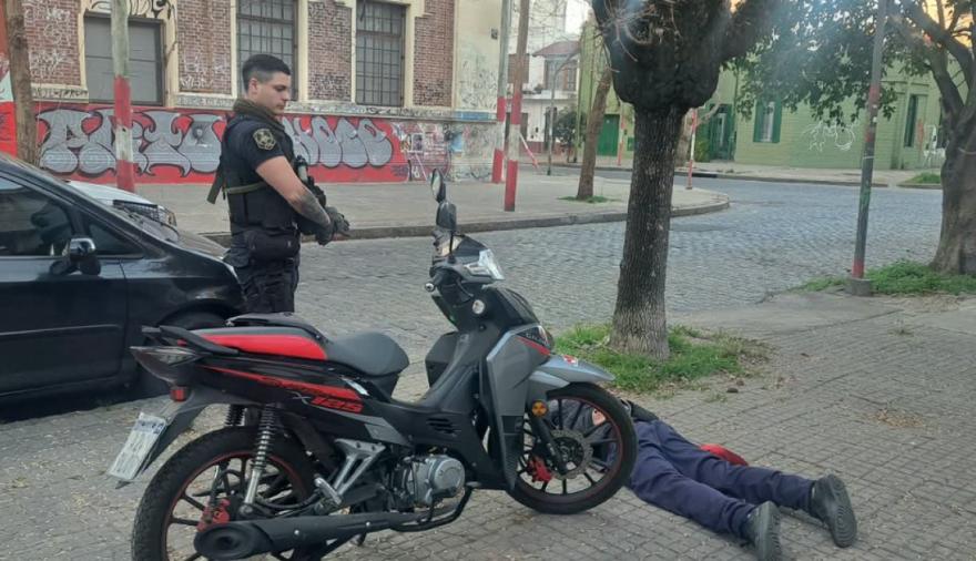 La Plata: detuvieron a un joven y recuperaron una moto robada minutos antes