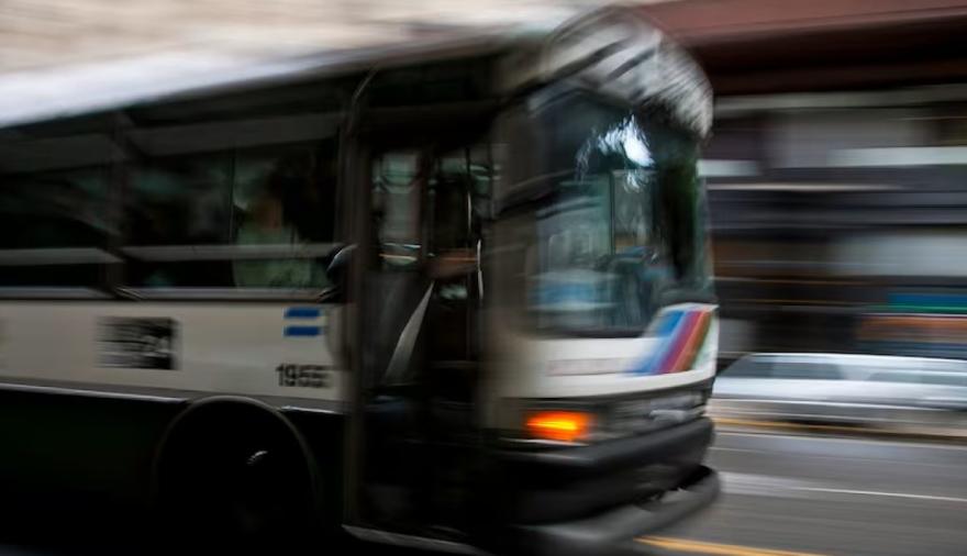 Octubre llega con aumentos en La Plata: cuánto costarán colectivos, alquileres y prepagas