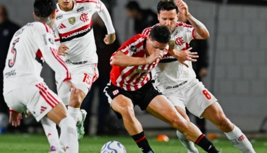 Estudiantes fue superior a Flamengo, pero el empate dejó la clasificación abierta para la revancha en Brasil