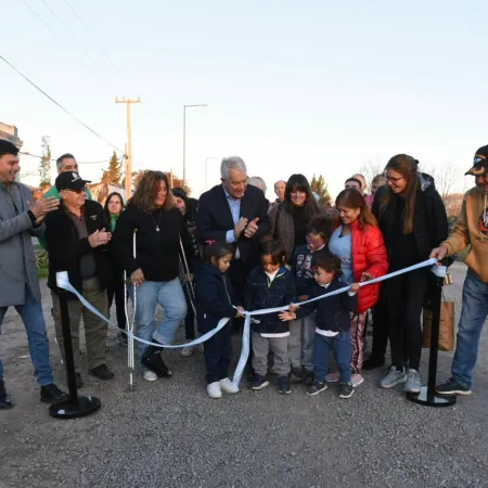 La municipalidad inauguró una obra vial en Correas y anunció la licitación de su primera escuela secundaria