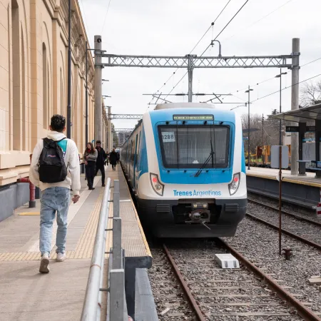Un hombre se arrojó a las vías en Berazategui y el Tren Roca funciona con demoras y servicio limitado