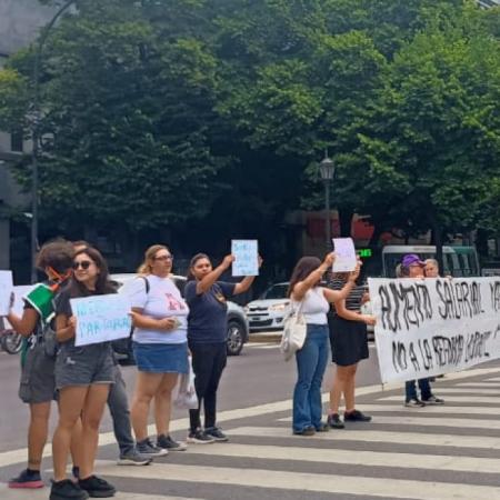 Trabajadoras del Ministerio de Mujeres y Diversidad PBA realizaron una semaforeada en 7 y 50 para exigir paritarias