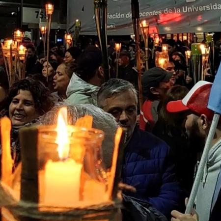 Marcha de antorchas en la UNLP: docentes, estudiantes y nodocentes reclaman más financiamiento