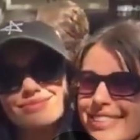 Hincha de Villa San Carlos le regaló una camiseta a Lali en Plaza de Mayo y el video se volvió viral