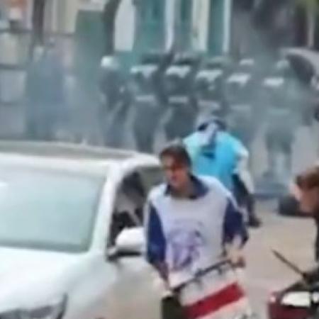 Enfrentamientos en La Plata: manifestantes y policía chocaron en pleno centro durante una protesta