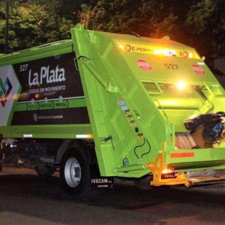 La Plata implementa un nuevo sistema de recolección de residuos en la periferia con control municipal