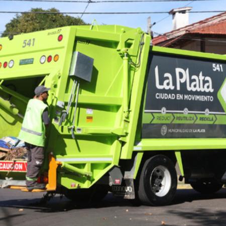 Cambian los horarios de recolección de residuos en La Plata: qué barrios deben sacar la basura por la mañana
