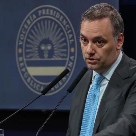 Adorni suspendió su conferencia en Casa Rosada en medio de denuncias por enriquecimiento ilícito