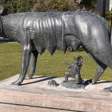 Loba Capitolina desapareció de Plaza Italia: descartan robo y confirman reparación