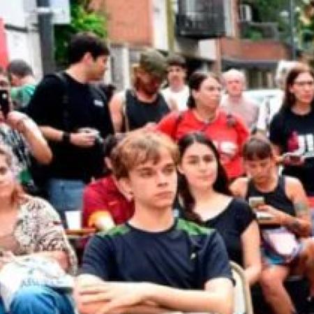 Clase pública de la UNLP frente a la casa de Manuel Adorni por el financiamiento universitario