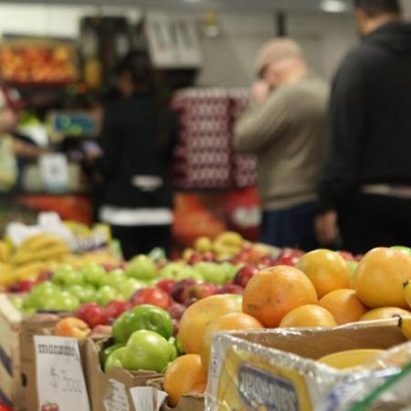 Mercado Bonaerense en La Plata: relanzan descuentos con Cuenta DNI y promociones para jubilados