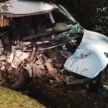 Chocó contra un poste en Berisso, quedó atrapado y fue rescatado por bomberos