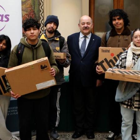 La UNLP entregó 265 computadoras y refuerza el acceso a la educación universitaria