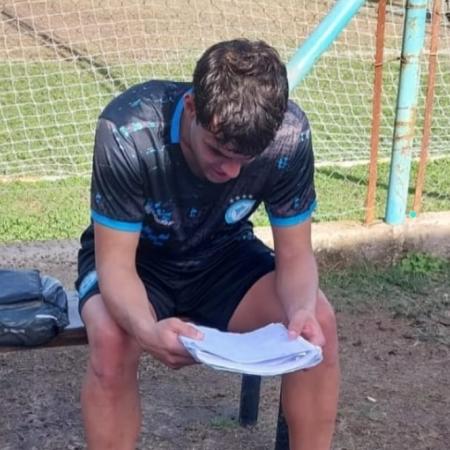 Marcó el gol del triunfo y se puso a estudiar al costado de la cancha: la historia que emociona en el fútbol argentino