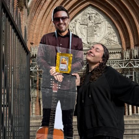 Se recibió de médica en La Plata, celebró con una gigantografía de Emi Brancciari y recibió una inesperada felicitación