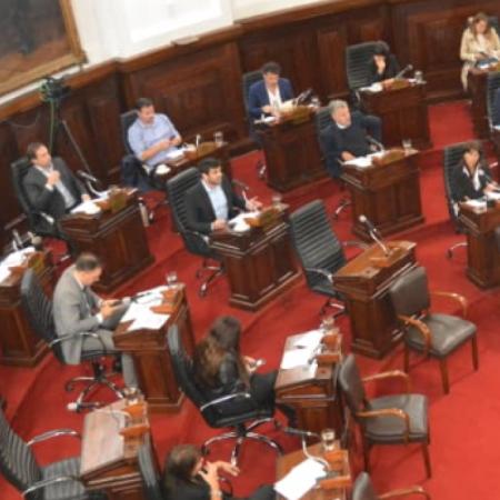 Presentan un proyecto para prohibir el uso de celulares durante las sesiones del Concejo Deliberante
