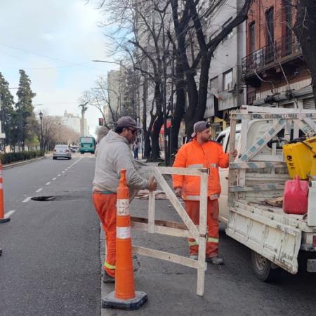 Reparan un hundimiento en avenida 7: reducen un carril en pleno centro de La Plata