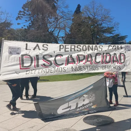 Acampe frente a IOMA: qué reclaman las familias por las prestaciones de discapacidad