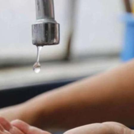 Agua marrón y cortes: vecinos de la zona norte de La Plata llevan días con problemas de suministro