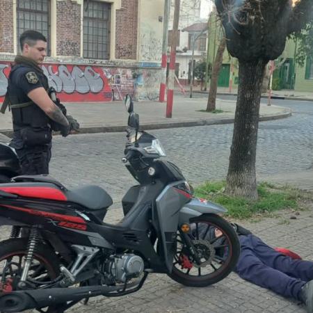 La Plata: detuvieron a un joven y recuperaron una moto robada minutos antes