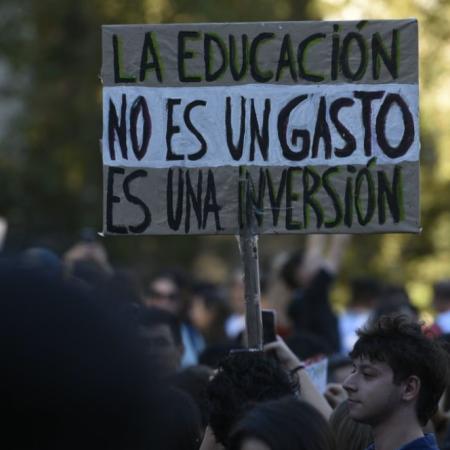 Paro y marcha de antorchas en la UNLP: cómo afecta la actividad este miércoles